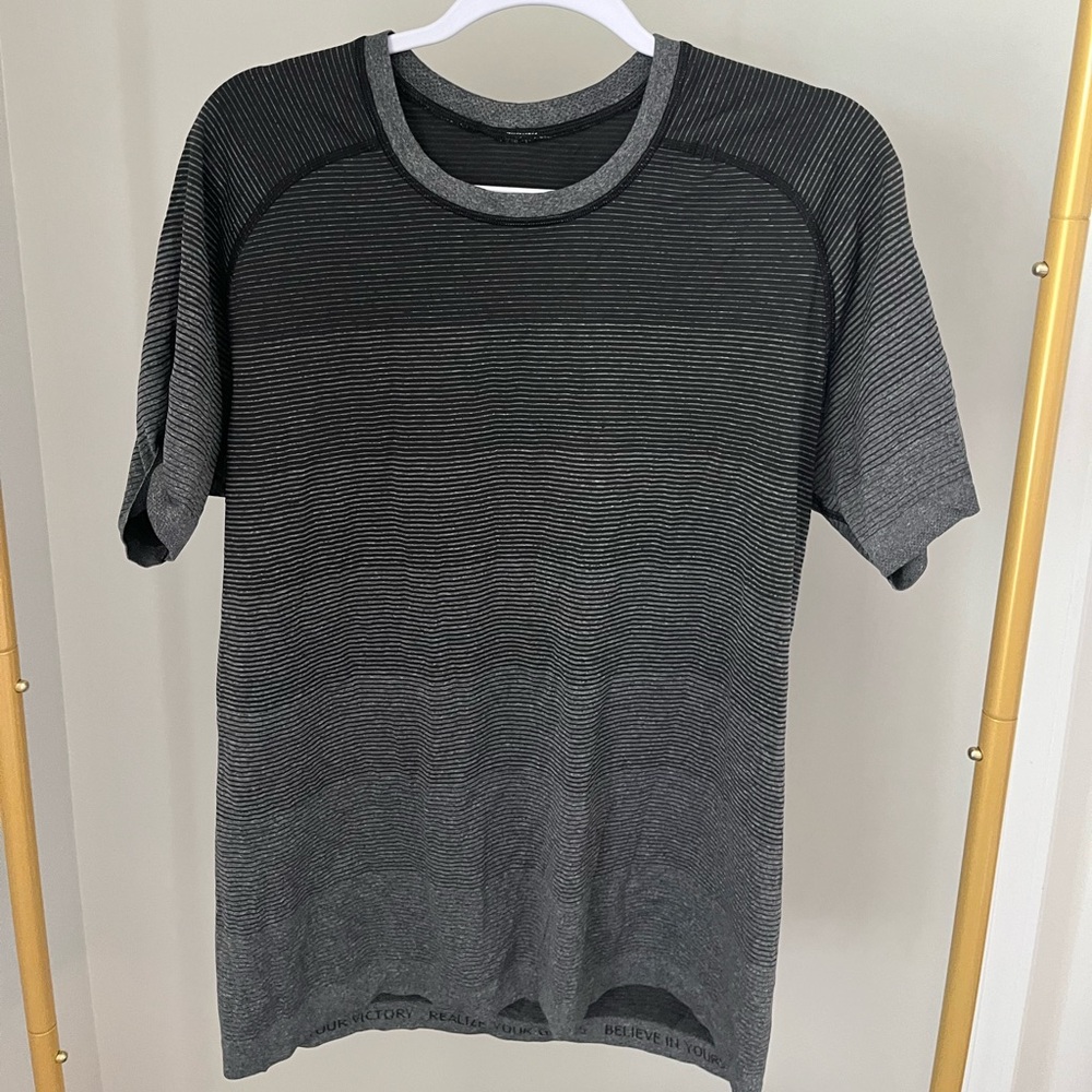 Black and grey lululemon men’s tee shirt size large